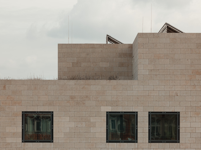 Seitenansicht des Daches der Bundesanwaltschaft mit Photovoltaik Seitenansicht des Daches der Bundesanwaltschaft mit Photovoltaik