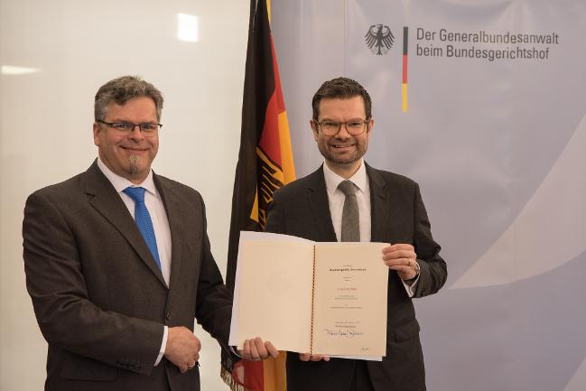 Der Bundesminister der Justiz Marco Buschmann übergibt dem neuen Generalbundesanwalt Jens Rommel die Urkunde zur Amtseinführung Der Bundesminister der Justiz Marco Buschmann übergibt dem neuen Generalbundesanwalt Jens Rommel die Urkunde zur Amtseinführung