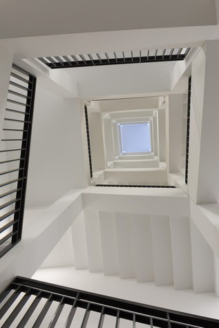 Treppenhaus der Bundesanwaltschaft mit Blick von unten nach oben Treppenhaus der Bundesanwaltschaft mit Blick von unten nach oben